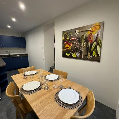 Hretska Street Apartment
