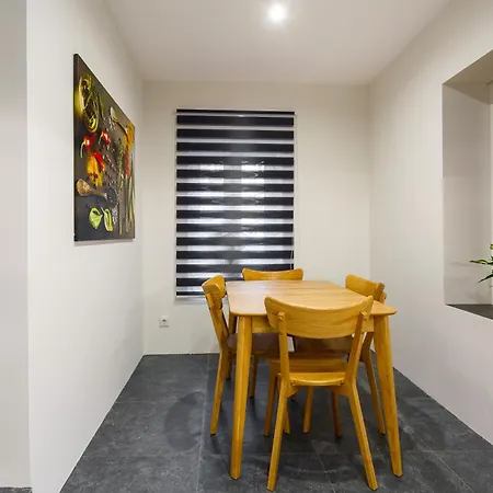 Hretska Street Apartment *
