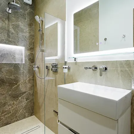Hretska Street Apartment *