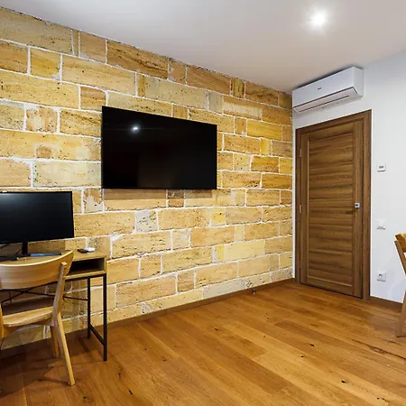 Hretska Street Apartment *
